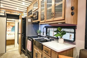 Réfrigérateur, micro-ondes, four, plaque de cuisson