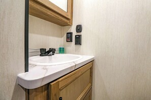 Suihku, hiustenkuivaaja, pyyhkeet