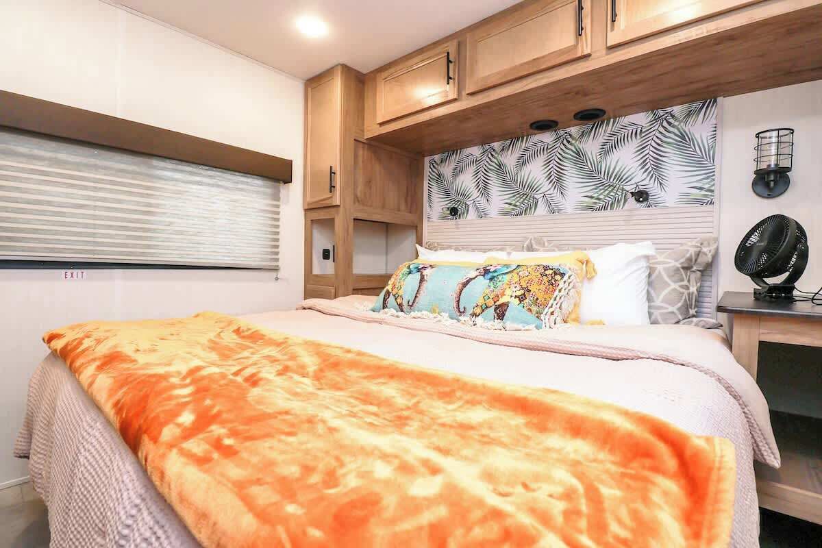 7 bedrooms, desk, iron/ironing board, travel cot