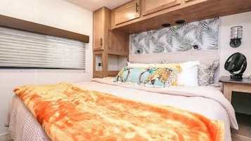 7 bedrooms, desk, iron/ironing board, travel cot