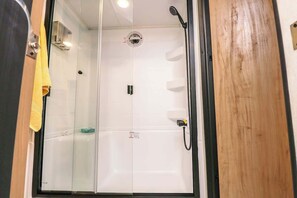 Een douche, een haardroger, handdoeken
