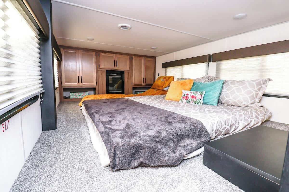 2 bedrooms, desk, iron/ironing board, travel crib