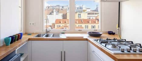 Refrigerador, parrilla de estufa, lavavajillas y utensilios de cocina