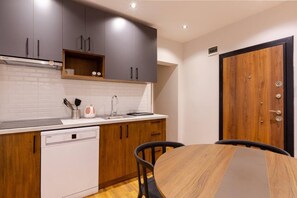 Réfrigérateur, micro-ondes, plaque de cuisson, lave-vaisselle