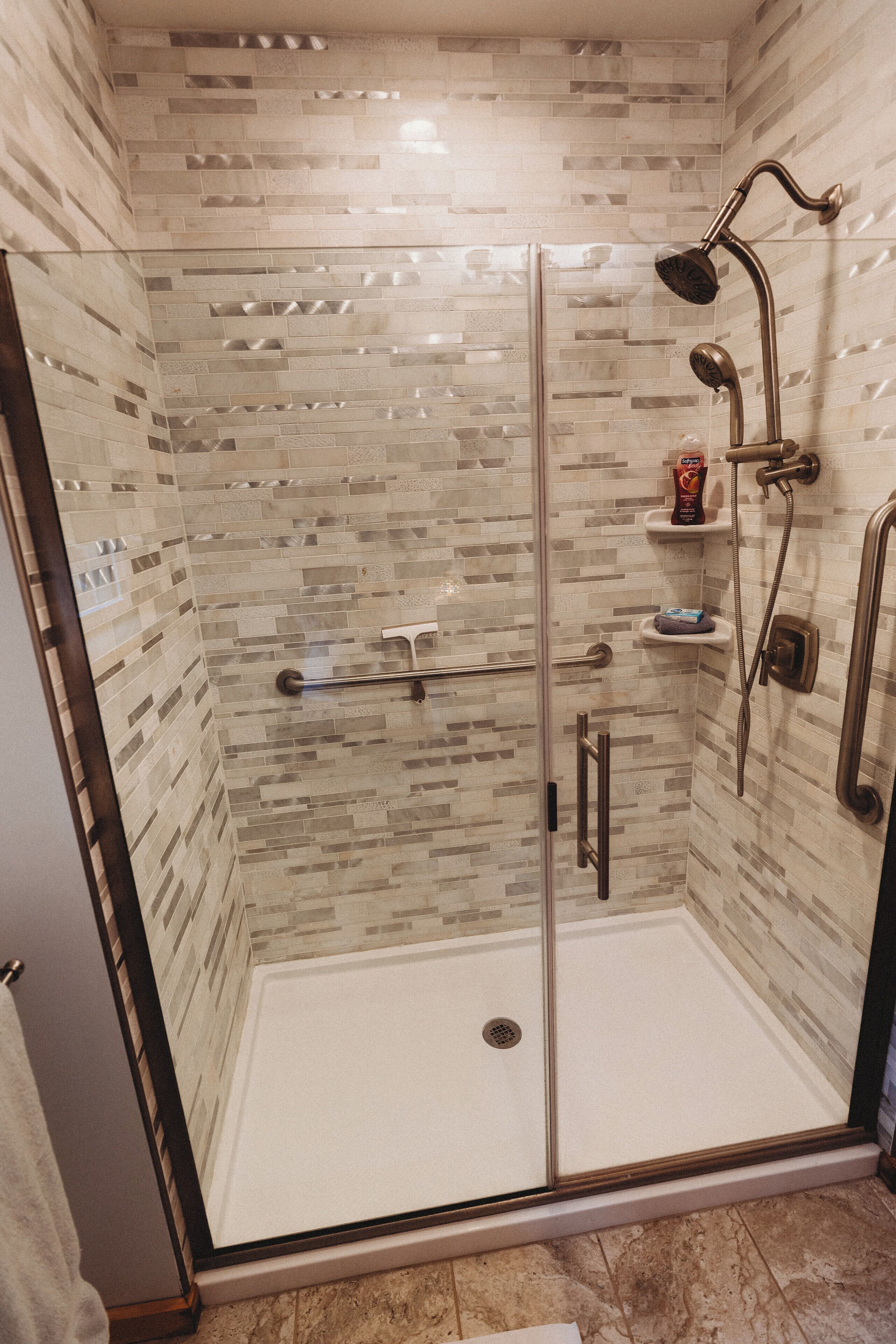 Regadera, toallas, jabón, papel de baño 