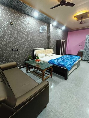 Deluxe Room, Balcony, City View | Desk, bed sheets - Tridev Restaurant By GRB (Muzaffarpur)