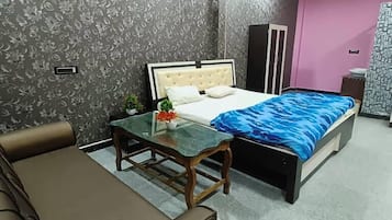 Escritorio y ropa de cama