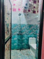 Ducha, batas, toallas, jabón