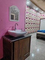 Habitación Deluxe, balcón, vistas a la ciudad | Escritorio y ropa de cama