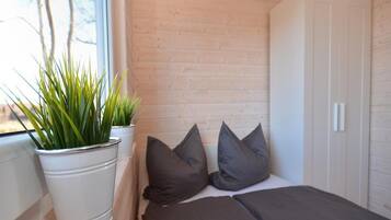 Casa | 2 habitaciones, muebles diferentes y tabla de planchar con plancha