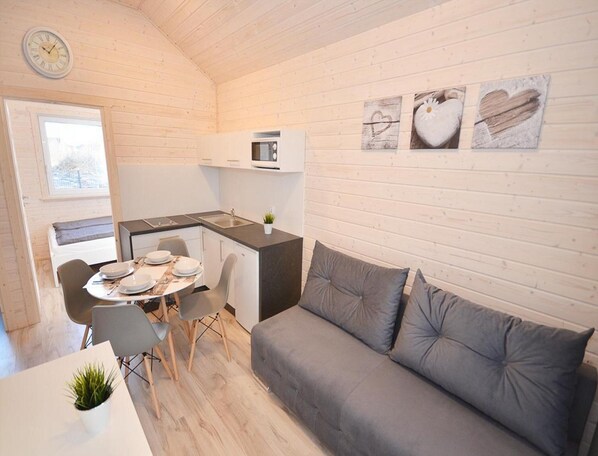 House | 2 bedrooms, individually furnished, iron/ironing board, bed sheets