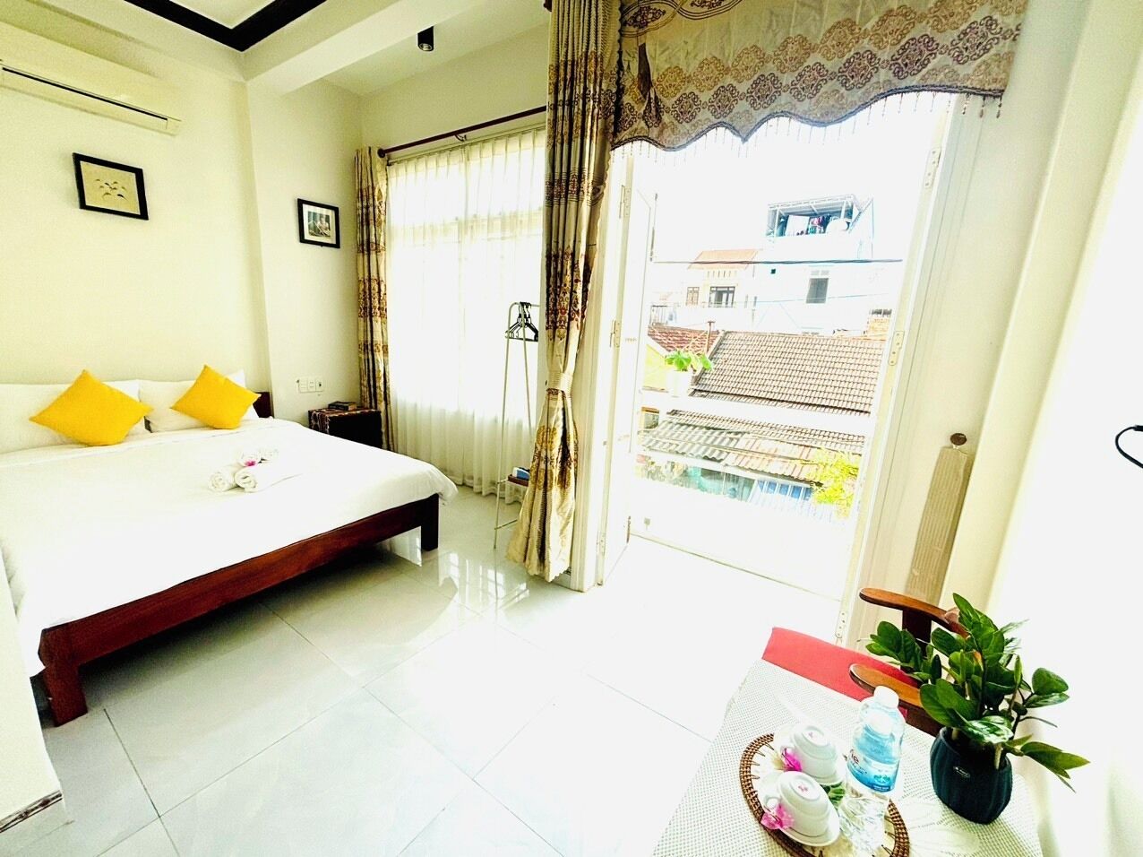 Habitación doble, balcón, vistas al patio | Cortinas opacas y wifi gratis