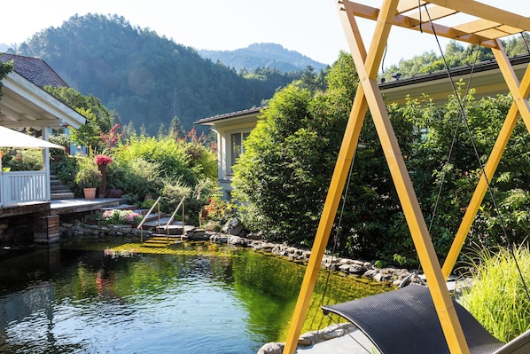 Una piscina techada, una piscina al aire libre