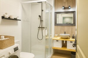 Séchoir à cheveux, serviettes fournies, savon, shampooing