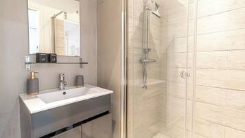 Een haardroger, handdoeken