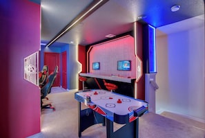 Game room - 5BR townhouse w/ private pool & balcony (Davenport)