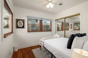 4 bedrooms, iron/ironing board, WiFi, bed sheets