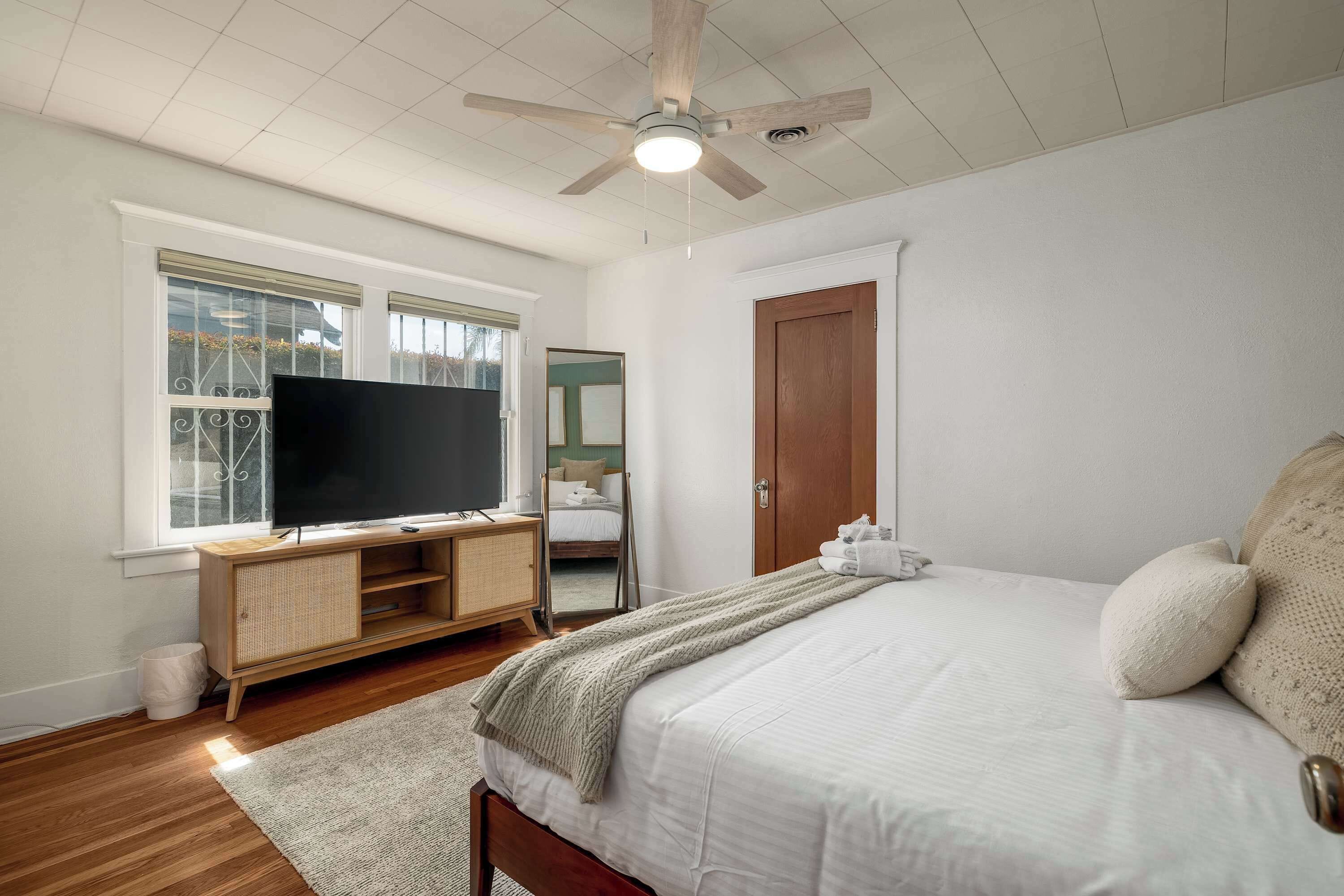 4 bedrooms, iron/ironing board, WiFi, bed sheets