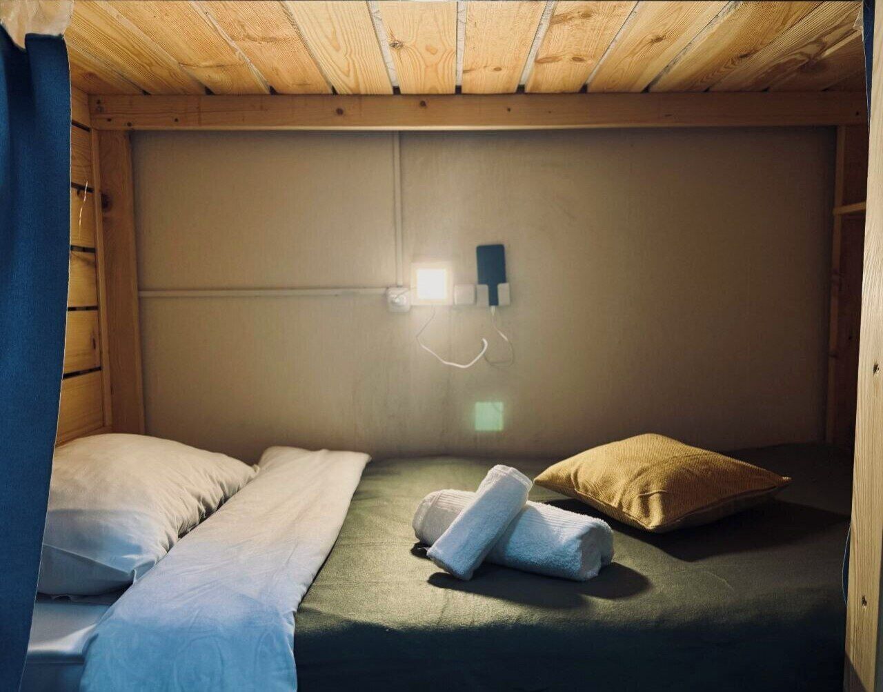 2 bedrooms, desk, laptop workspace, blackout curtains