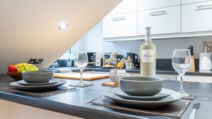 Apartment | Eigene Küche | Kühlschrank, Mikrowelle, Ofen, Herdplatte