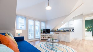 Eine moderne Wohnung mit Wohnzimmer, Küche und Essbereich.