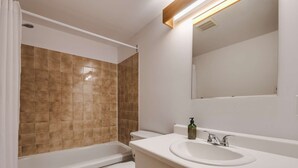 A bathroom with a bathtub, toilet, and sink. - Studio Courchevel 3 (Mezz 2 Q - 1 DL) - 6 people (Saint-Ferréol-les-Neiges)
