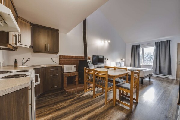 ميكروويف، موقد طهي مسطح، ماكينة لصنع القهوة/الشاي، محمصة خبز