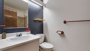 A bathroom with a white sink, a mirror, a toilet, and a towel rack. - Studio St-Anton 4 (1 Q) - 2 people (Saint-Ferréol-les-Neiges)