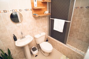 تجهيزات دش، مناشف، صابون، ورق حمّام