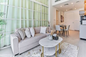 Apartament estàndard, 1 dormitori, balcó | Sala d'estar | Televisor de pantalla plana 