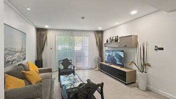 Apartment, 1 Bedroom, Accessible, Balcony | Living room