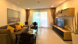 Apartment, 1 Bedroom, Accessible, Balcony | Living room
