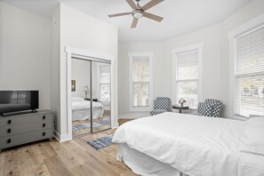 2 bedrooms, iron/ironing board, WiFi, bed sheets - Indy Stay | Clean, Chic + Central (Indianapolis)