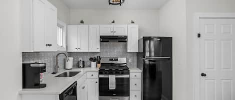 Refrigerador, horno, parrilla de estufa y lavavajillas