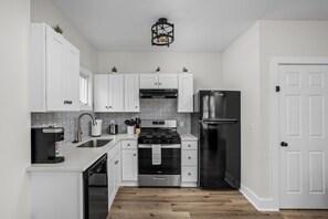 Fridge, oven, stovetop, dishwasher - Explore Indy | Near Stadiums, Mass Ave & Nightlife (Indianapolis)