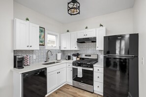 Fridge, oven, stovetop, dishwasher - Explore Indy | Near Stadiums, Mass Ave & Nightlife (Indianapolis)
