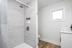 Dusche, Haartrockner, Handtücher