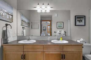 Suihku, hiustenkuivaaja, pyyhkeet