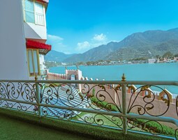 Royal Suite, River View | Desk, laptop workspace, blackout drapes, soundproofing