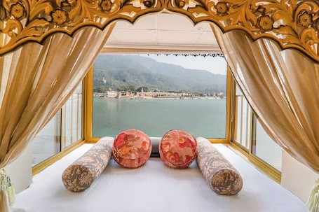 Escritorio, espacio para trabajar con laptop y cortinas blackout