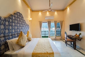 2 bedrooms, desk, laptop workspace, blackout drapes