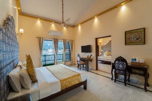 Desk, laptop workspace, blackout curtains, soundproofing - The Neeraj Ganga Heritage Palace (Rishikesh)