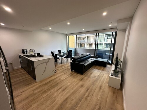 Sydney"Modern 2-Bedroom Apartment near Airport & Beach – Rockdale train  NSW