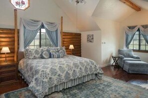 4 bedrooms, desk, iron/ironing board, travel cot