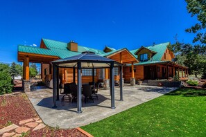 Outdoor dining - Quarter Horse Lodge | Grand Southwest Cabin | Sleeps 16+ | Amazing Views | Near Grand Canyon (Williams)