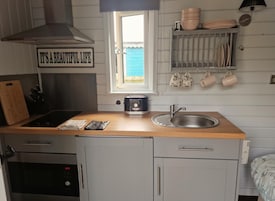 Refrigerador, microondas, placa de cocina, tetera/pava eléctrica