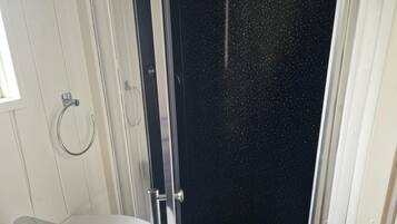 Buồng tắm vòi sen, khăn tắm, giấy vệ sinh