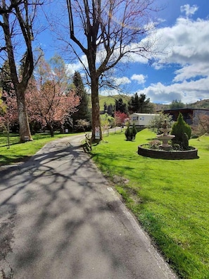 Property grounds - Glan yr Afon Un - Relax, Recuperate, Enjoy (Welshpool)