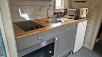 小屋 | 私人廚房 | 雪櫃、微波爐、爐具、電熱水壺