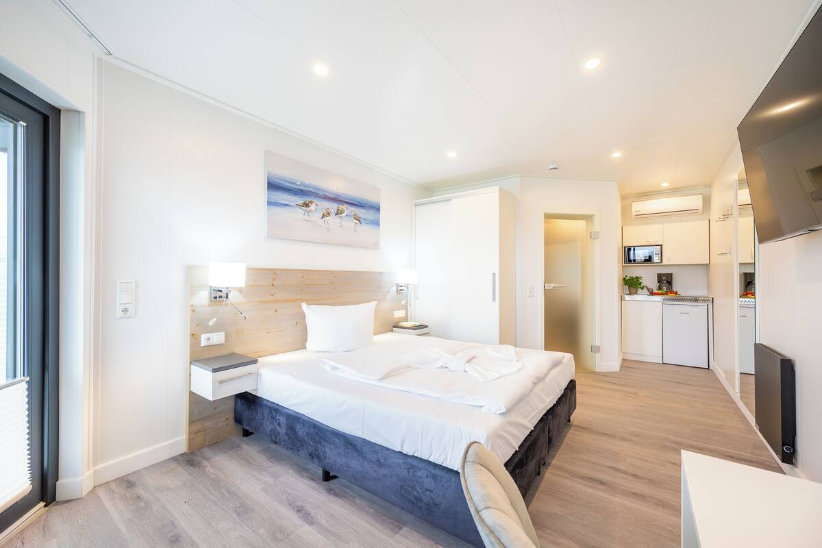 Eenvoudige studio, uitzicht op haven | Een bureau, gratis wifi, beddengoed